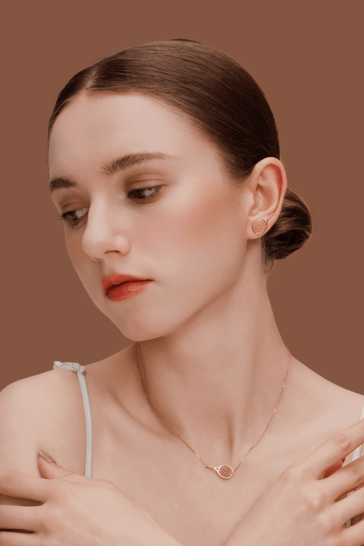 Model wearing SUIHE Jewelry Tennis Necklace with gold-plated tennis racket pendant, showcasing sporty chic elegance.