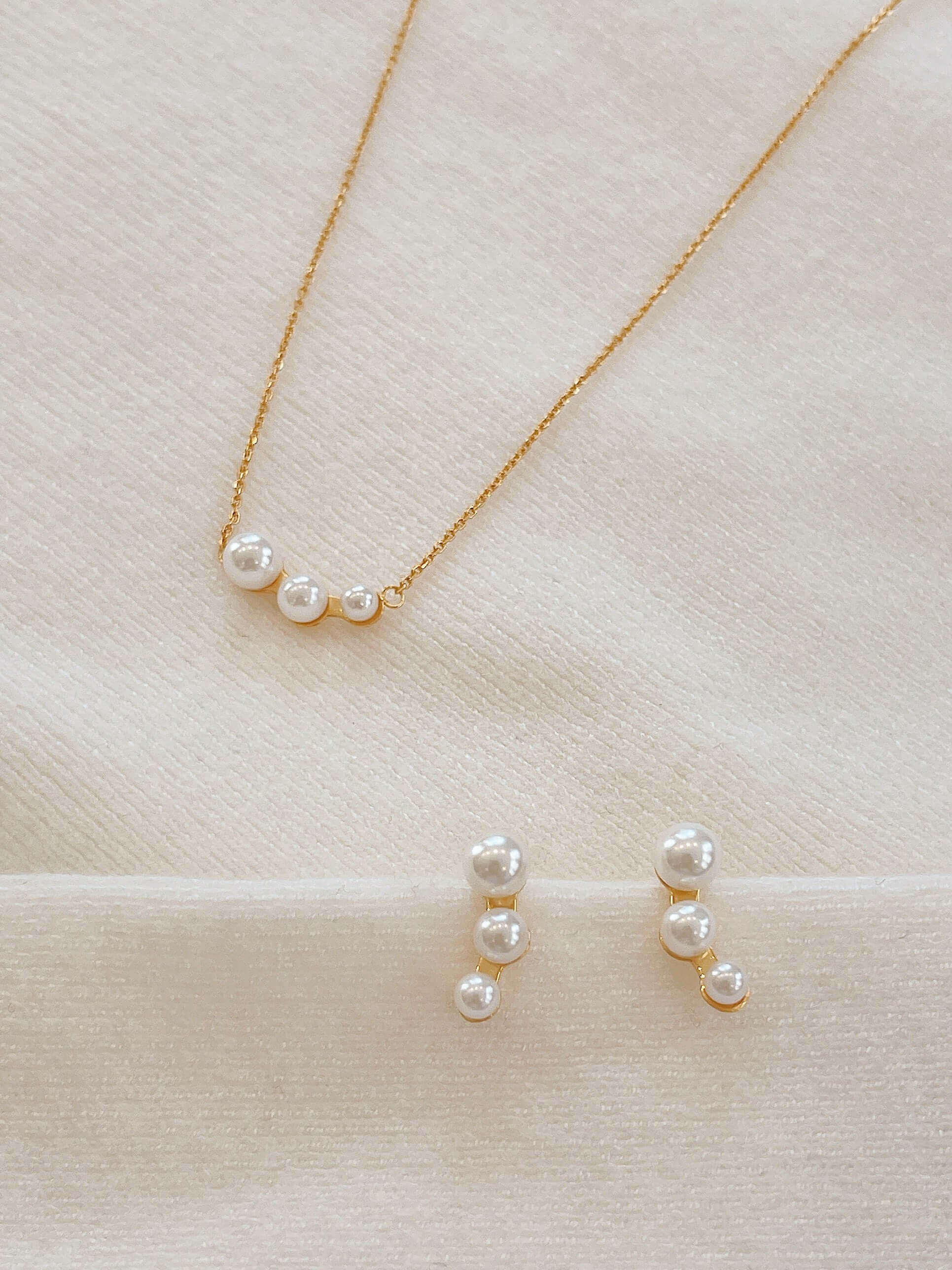Elegant Flare freshwater pearl necklace by SUIHE Jewelry, featuring luminous pearls on an 18k Gold Vermeil chain.