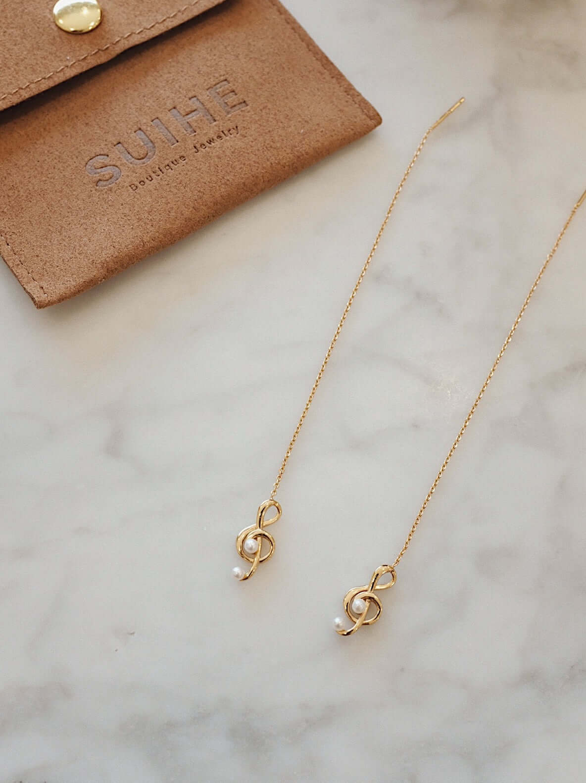 Aria Threader Earrings in 18k Gold Vermeil, featuring minimalist design and charm. SUIHE Jewelry packaging in view.