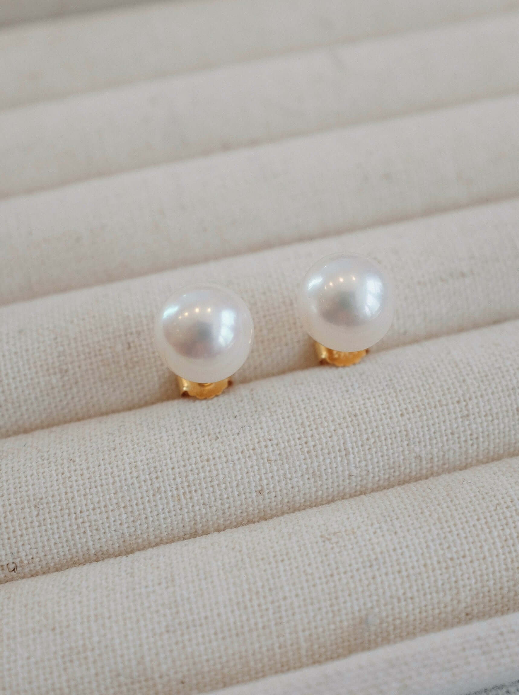 Aurora Akoya pearl stud earrings in 18k gold vermeil by SUIHE Jewelry, featuring premium freshwater pearls for timeless elegance.