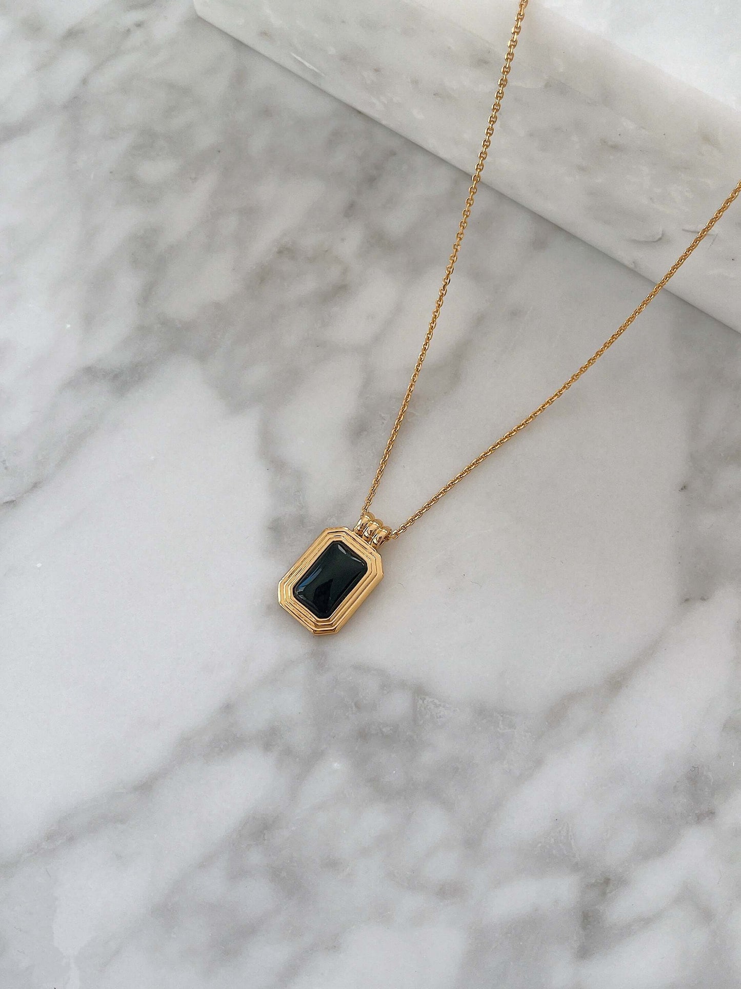 "Nocturne" by SUIHE Jewelry: Black Onyx Necklace in 18k Gold Vermeil, on marble background, symbolizing strength and balance.