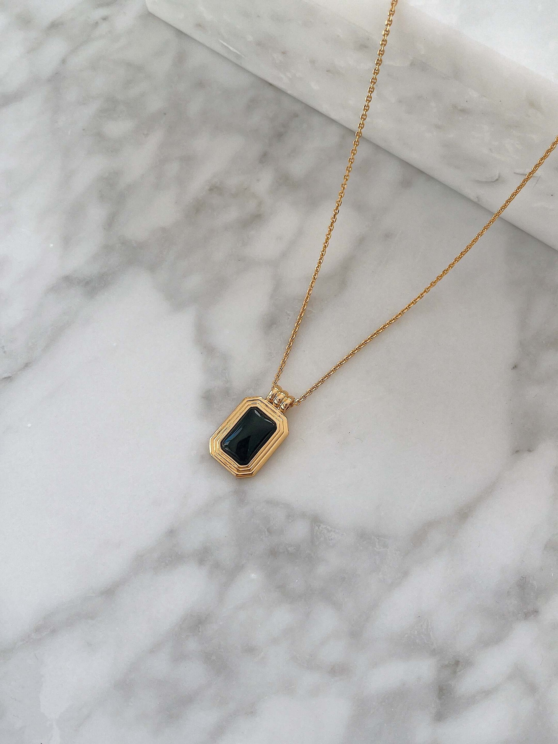 "Nocturne" by SUIHE Jewelry: Black Onyx Necklace in 18k Gold Vermeil, on marble background, symbolizing strength and balance.