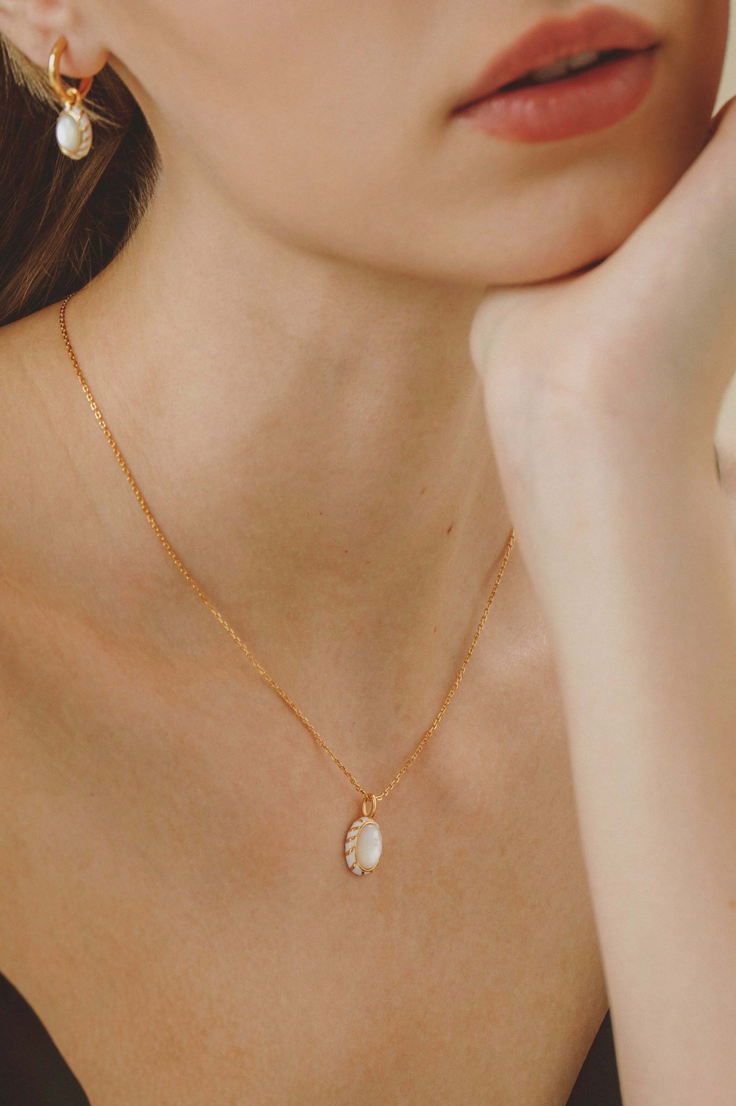 Elegant "Luna" Mother-of-pearl Necklace by SUIHE Jewelry, featuring a modern 11x13mm pendant on an adjustable gold chain. Perfect luxury.
