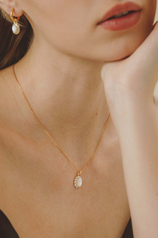 Elegant "Luna" Mother-of-pearl Necklace by SUIHE Jewelry, featuring a modern 11x13mm pendant on an adjustable gold chain. Perfect luxury.