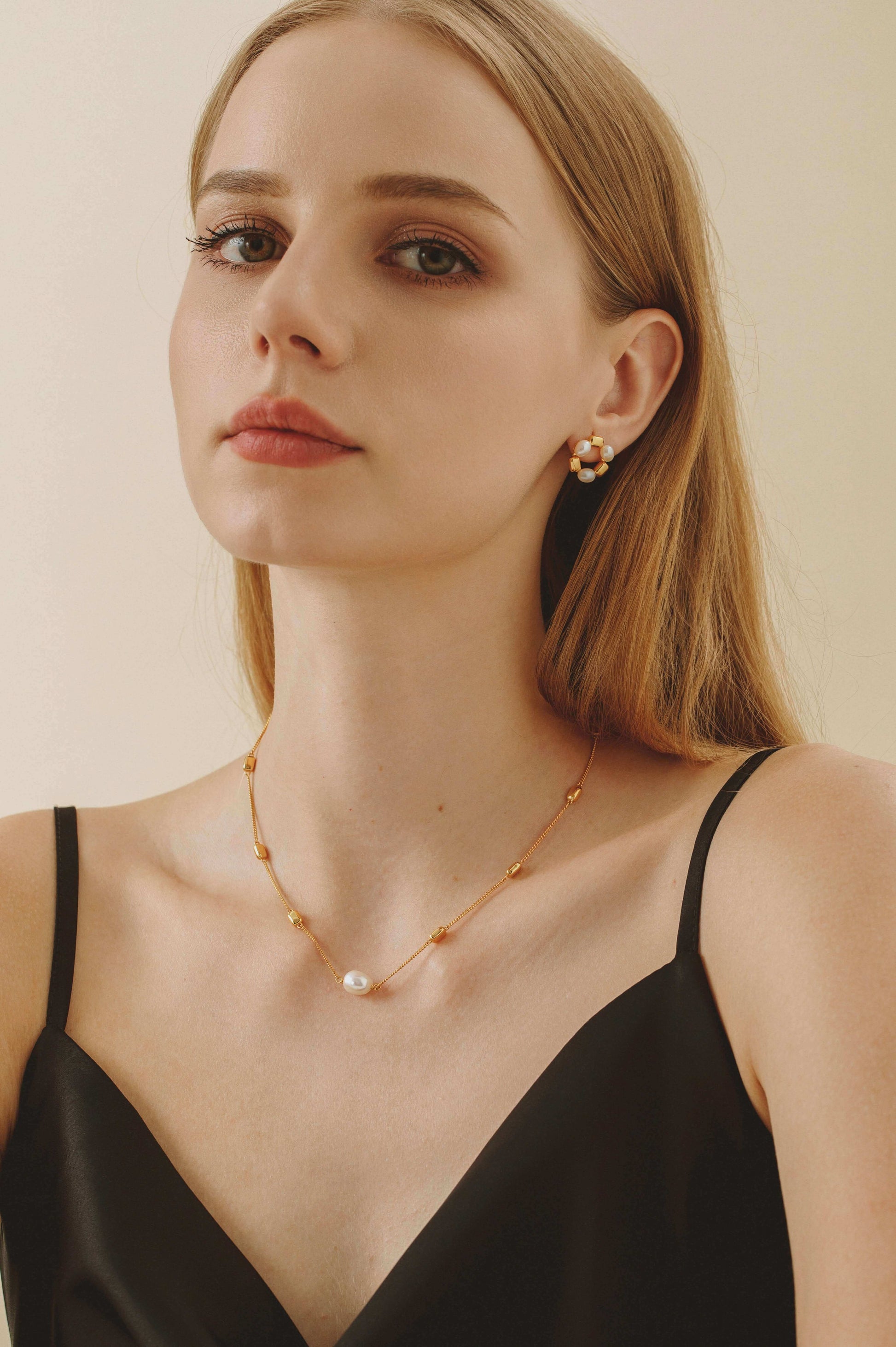Woman wearing SUIHE Jewelry "Jellybean" Necklace with freshwater pearls and gold vermeil, showcasing modern elegance.