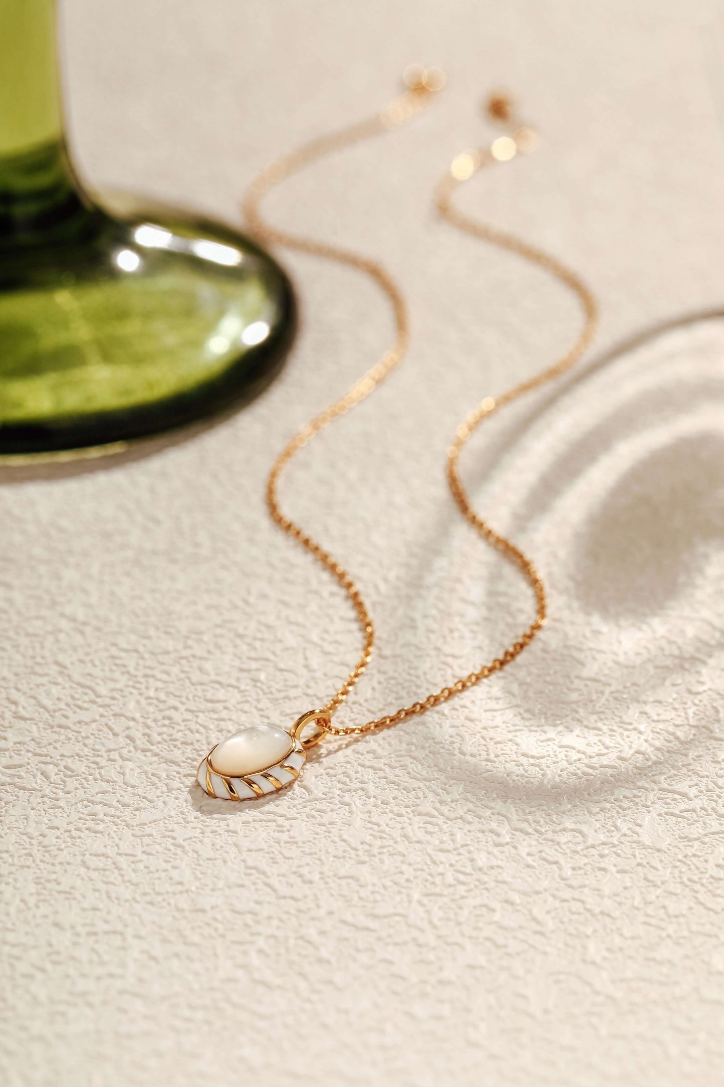 Luna Mother-of-pearl Necklace by SUIHE Jewelry, featuring an elegant pearl pendant on a gold chain, perfect for modern and timeless style.