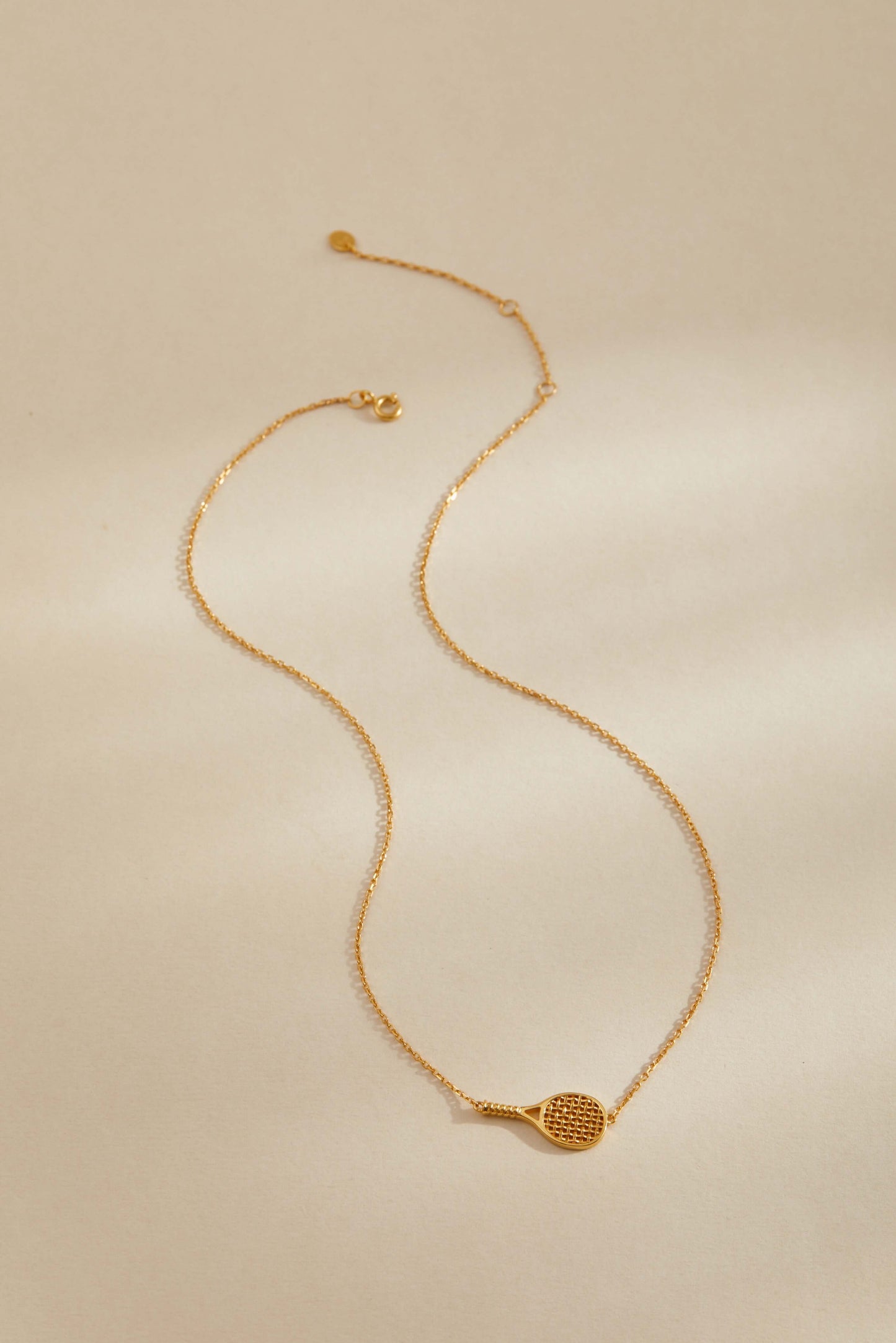 SUIHE Jewelry gold tennis racket pendant necklace, blending sporty chic with elegance.
