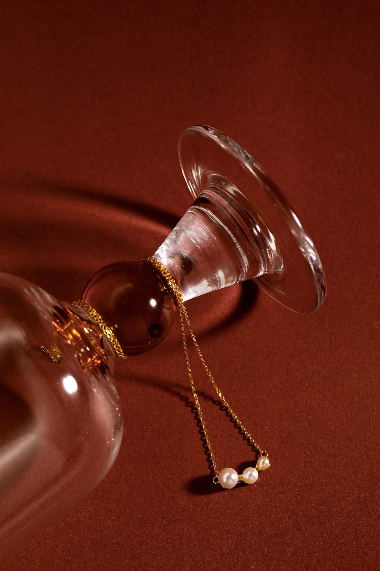 Elegant SUIHE Jewelry Flare Freshwater Pearl Necklace with 18k Gold Vermeil chain displayed on a glass surface for luxury fashion.