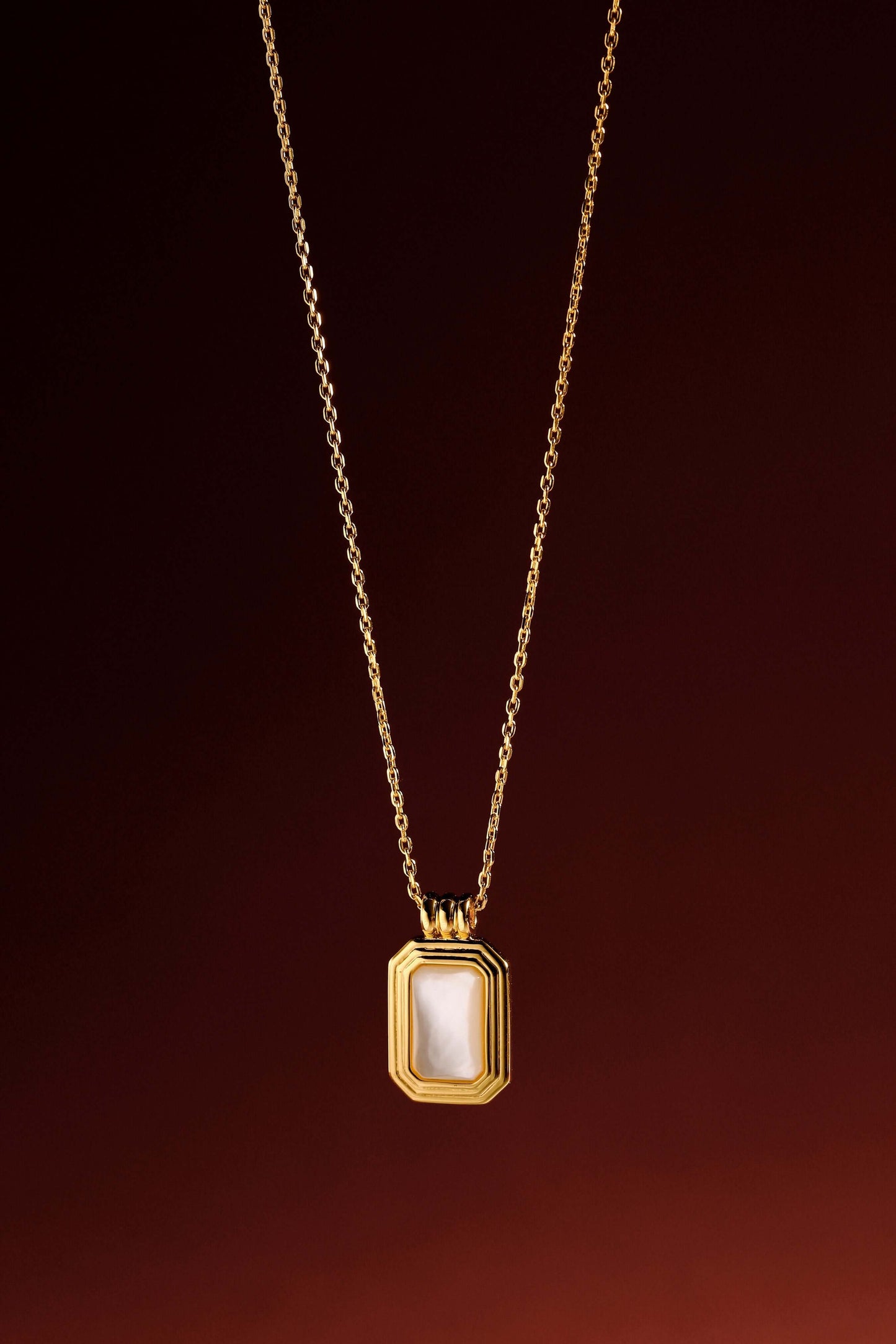 SUIHE Jewelry Radiance mother-of-pearl rectangle necklace on 18k gold vermeil chain, elegant and iridescent design.