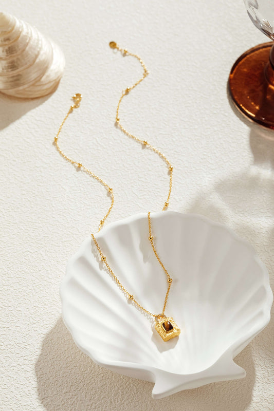 SUIHE Jewelry Lock Tiger Eye Stone Necklace on Shell Dish, Gold-Plated Chain with Lock Pendant and Tiger Eye Gem