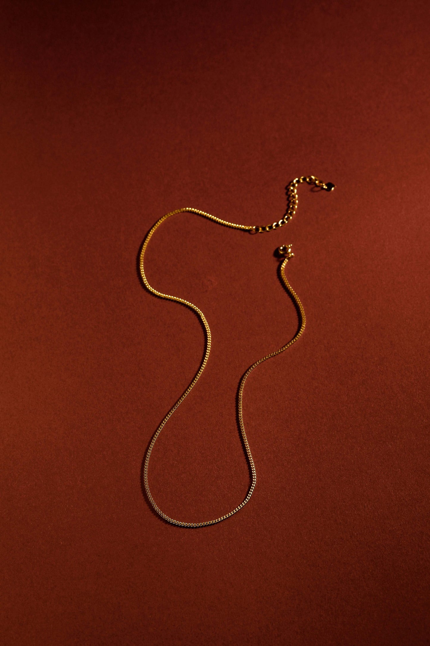 SUIHE Jewelry Classic Necklace in 18k gold vermeil on 38cm chain with 5cm extender, displaying minimalist elegance on a warm background.