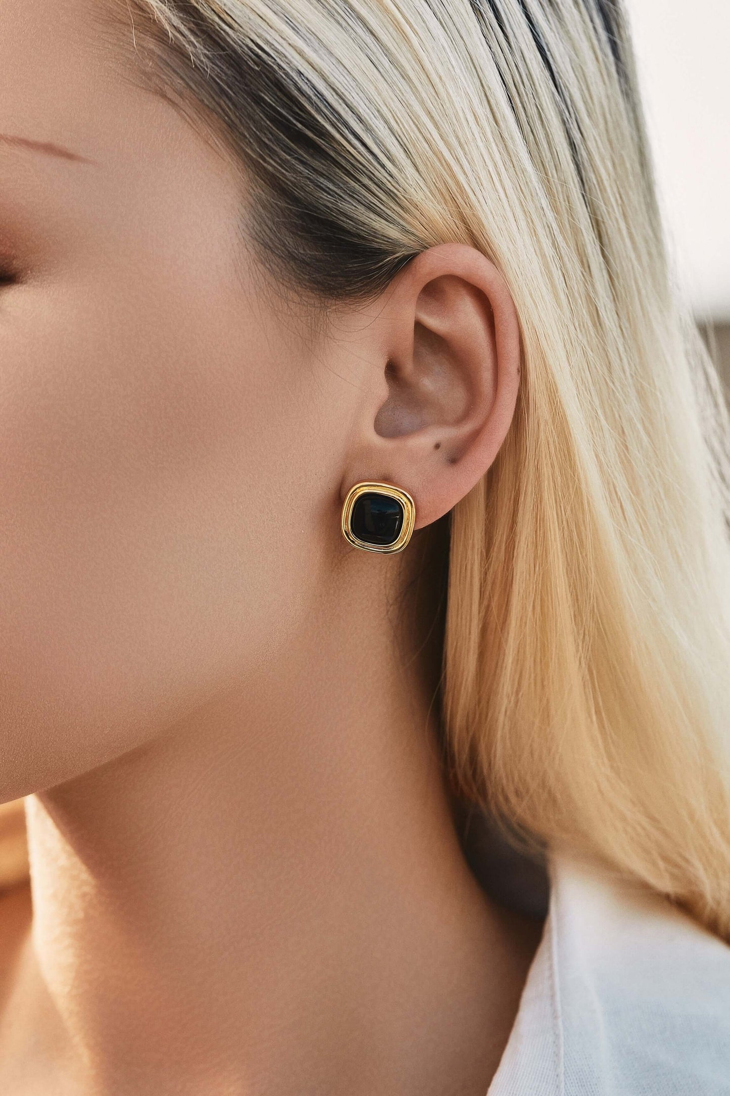 SUIHE Jewelry Nocturne black onyx square earrings in 18k gold vermeil, showcasing elegance and strength on model's ear.