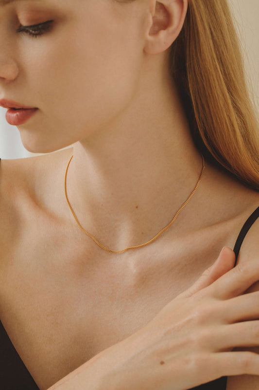 Woman wearing SUIHE Jewelry 'Classic' Necklace in 18k gold vermeil, highlighting minimalist elegance and versatile style, 38cm chain.