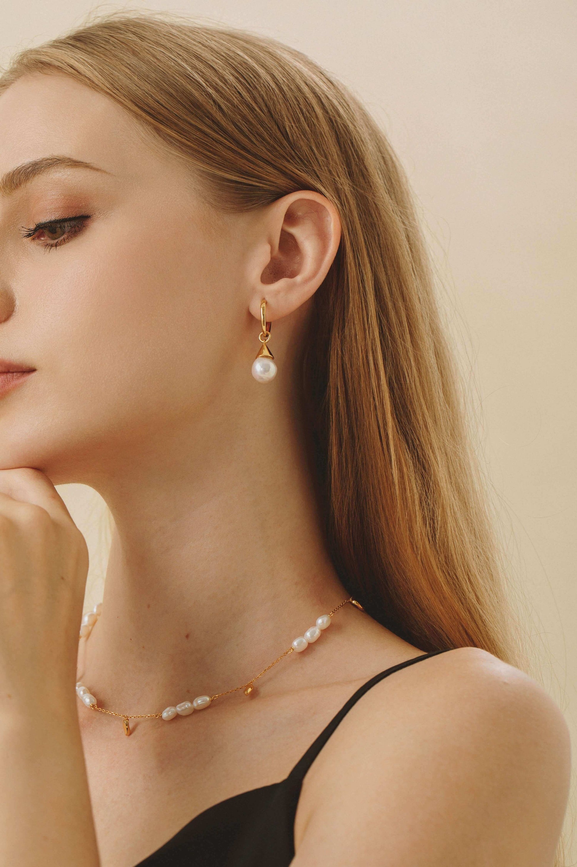 Model wearing SUIHE Jewelry "Candybean" Pearl Necklace with gold-plated chain, featuring irregular-shaped pearls for playful elegance.