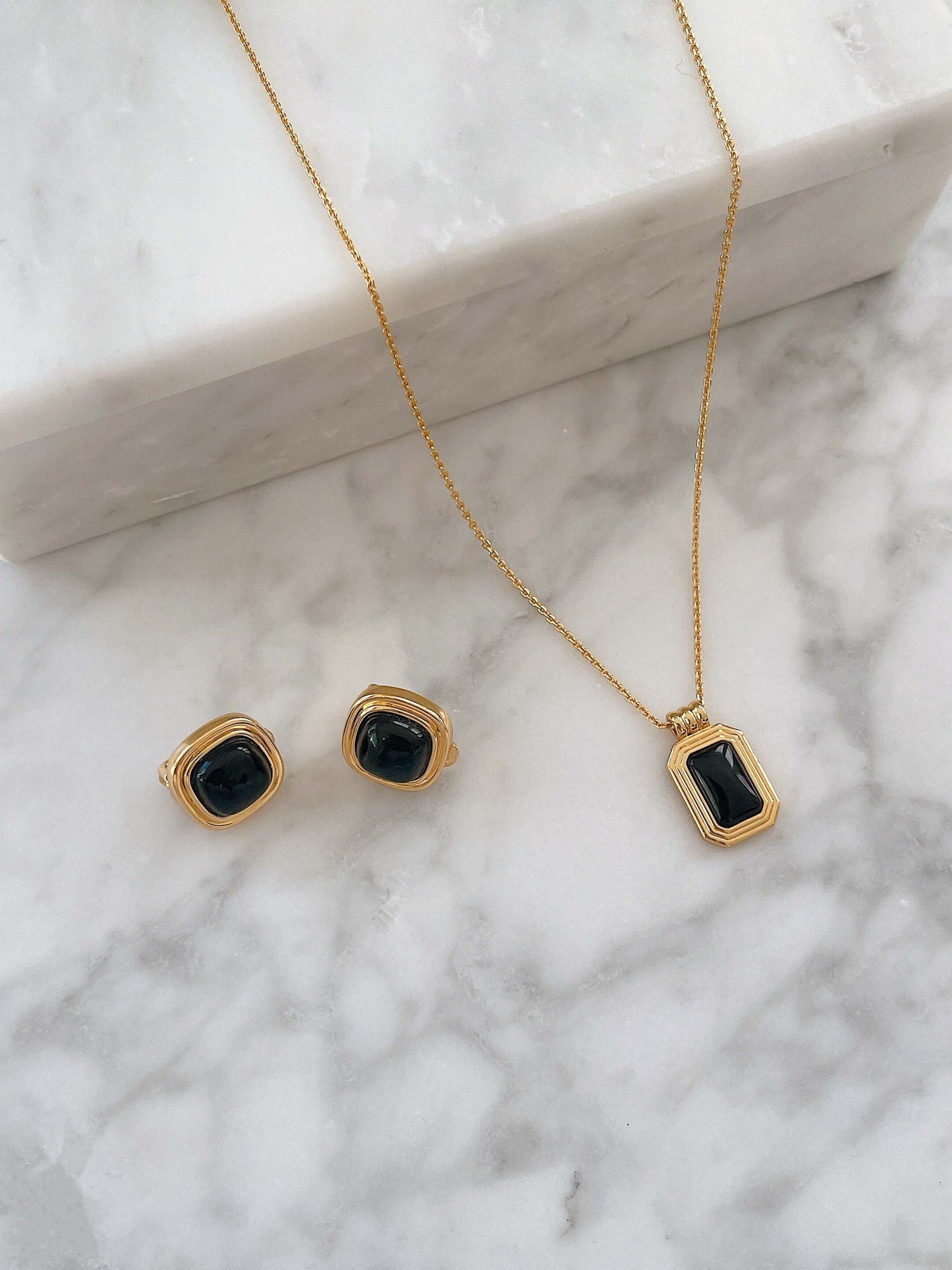 SUIHE Jewelry "Nocturne" Black Onyx Rectangle Necklace with 18k Gold Vermeil, symbolizing protection and inner strength.