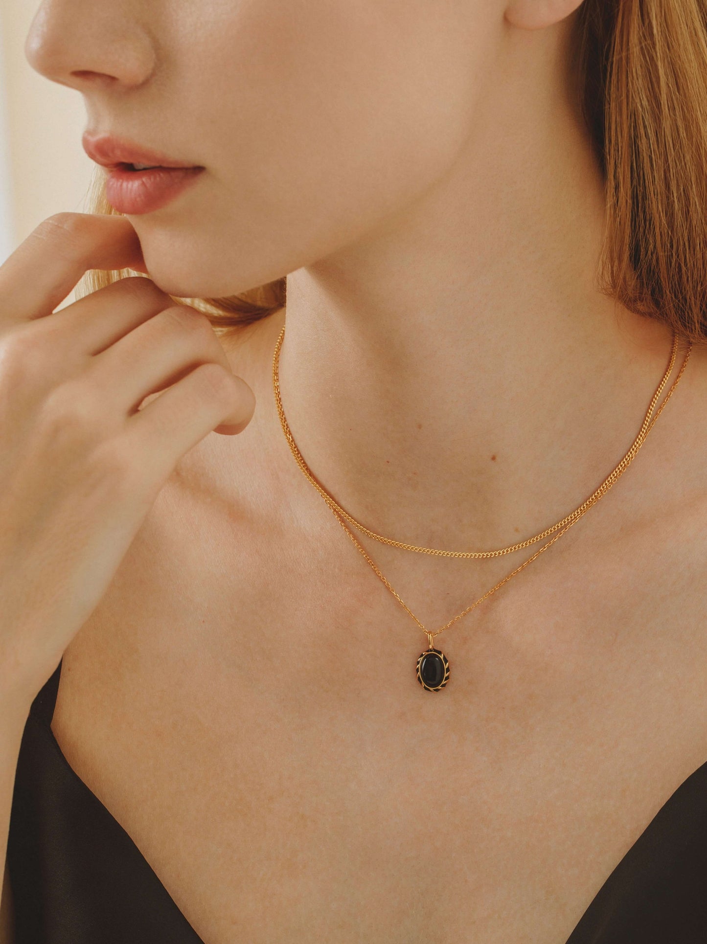 Woman wearing SUIHE Jewelry "Classic" Necklace in 18k gold vermeil, 38cm chain with 5cm extender, showing minimalist elegance.