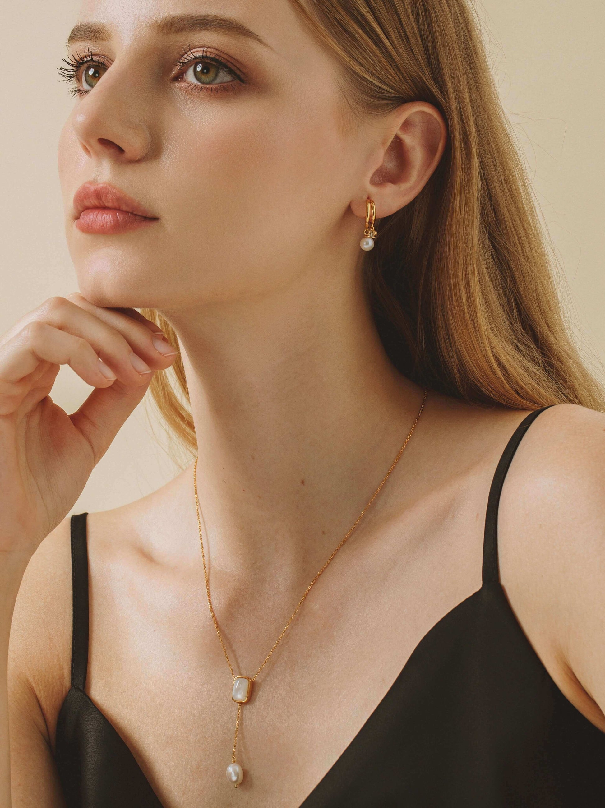 Model wearing SUIHE Jewelry Allure Mother-Of-Pearl with Pearl Drop Necklace, featuring elegant freshwater pearls and modern design.