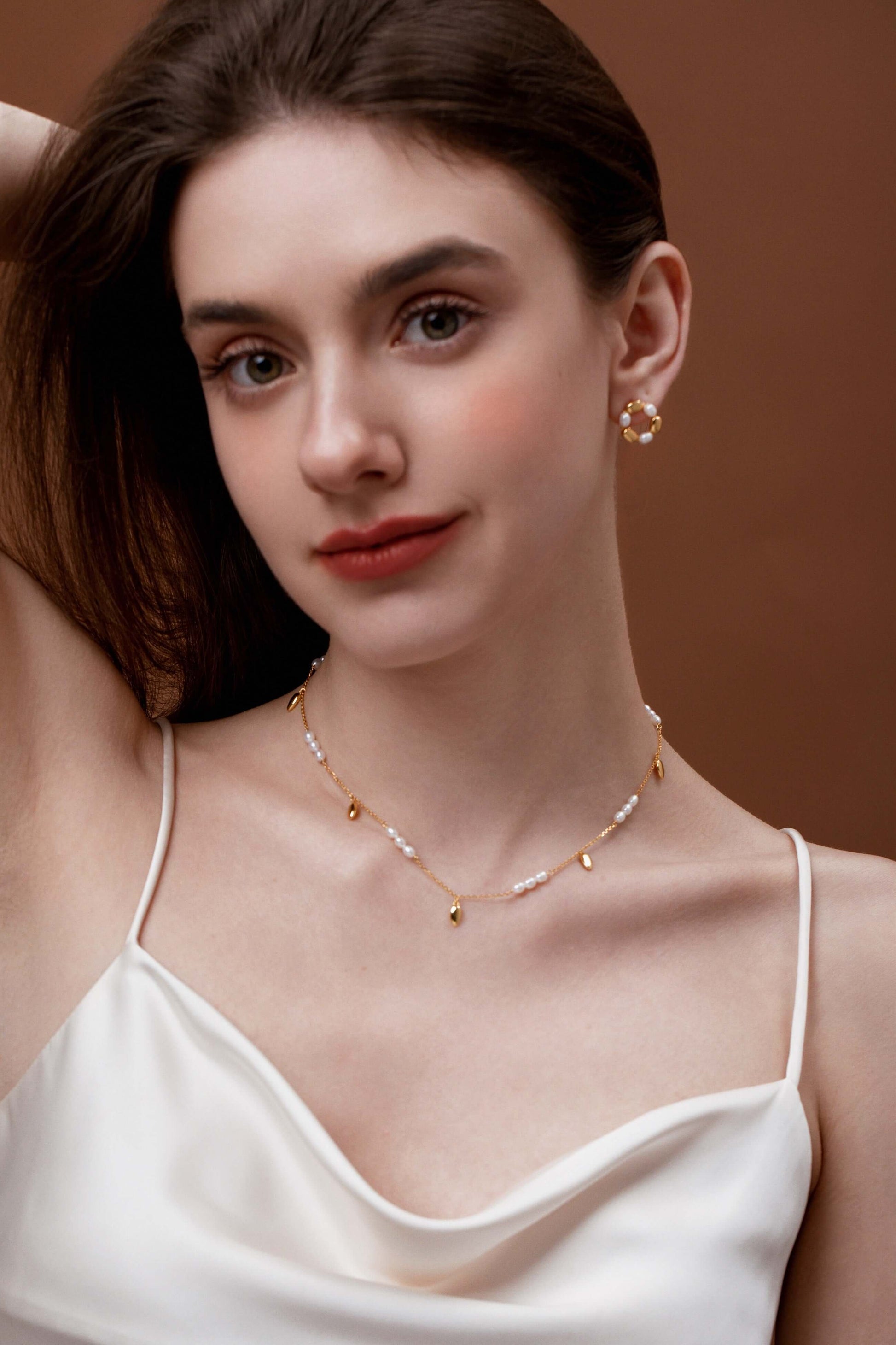Woman wearing "Candybean" Pearl Necklace with irregular pearls and gold-plated chain by SUIHE Jewelry.