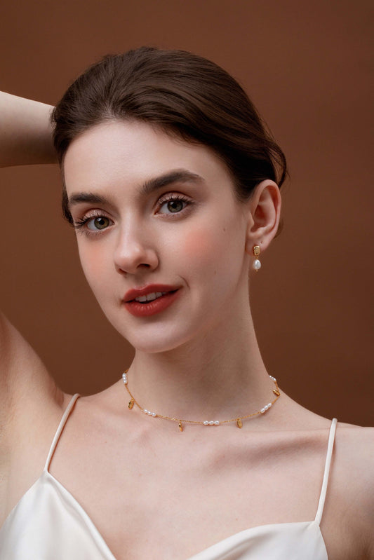 Model wearing the "Candybean" Pearl Necklace by SUIHE Jewelry, featuring irregular 5-6mm pearls on a gold-plated sterling silver chain.