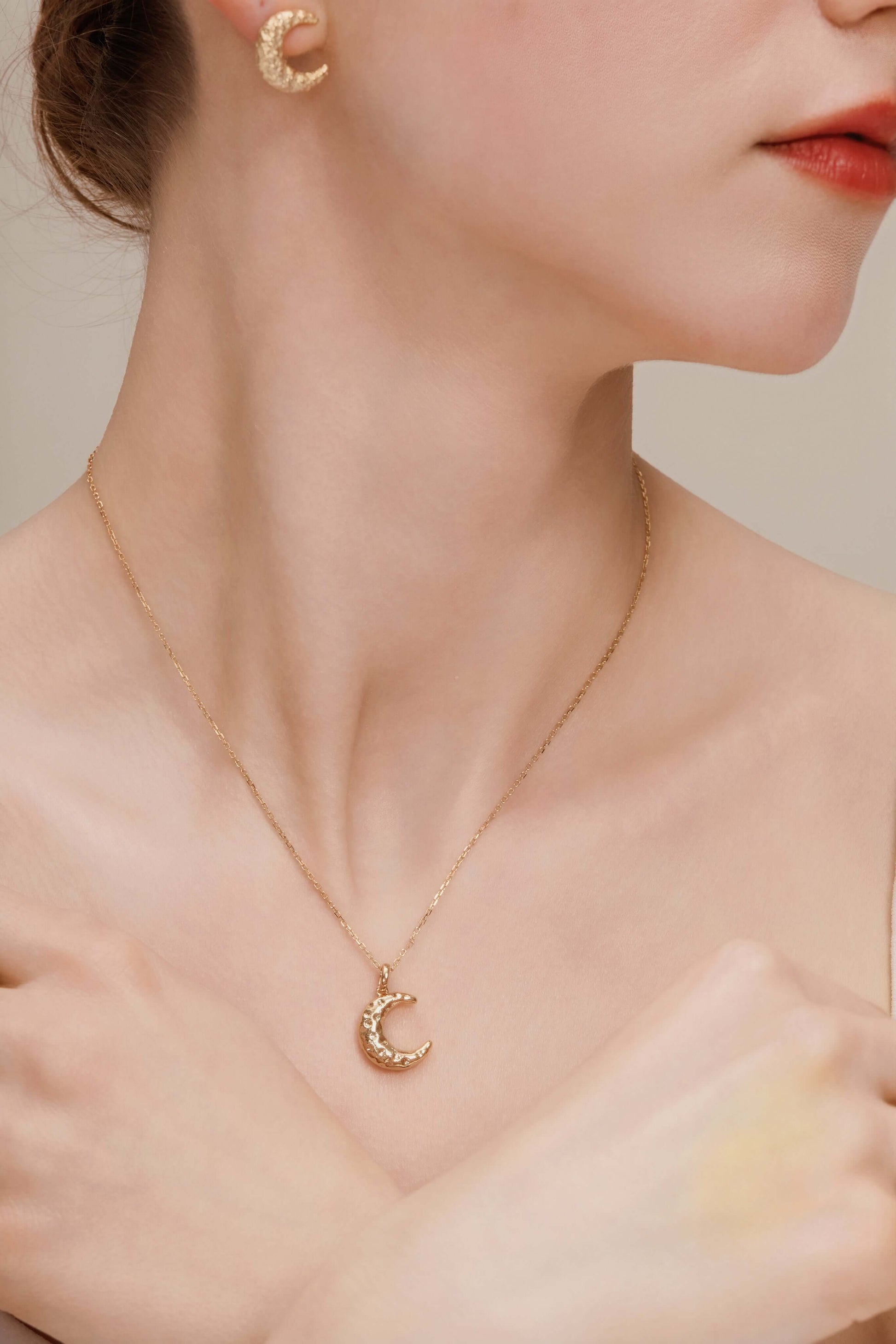 Model wearing SUIHE Jewelry Moon Necklace with gold-plated crescent moon pendant, symbolizing feminine energy and intuition.