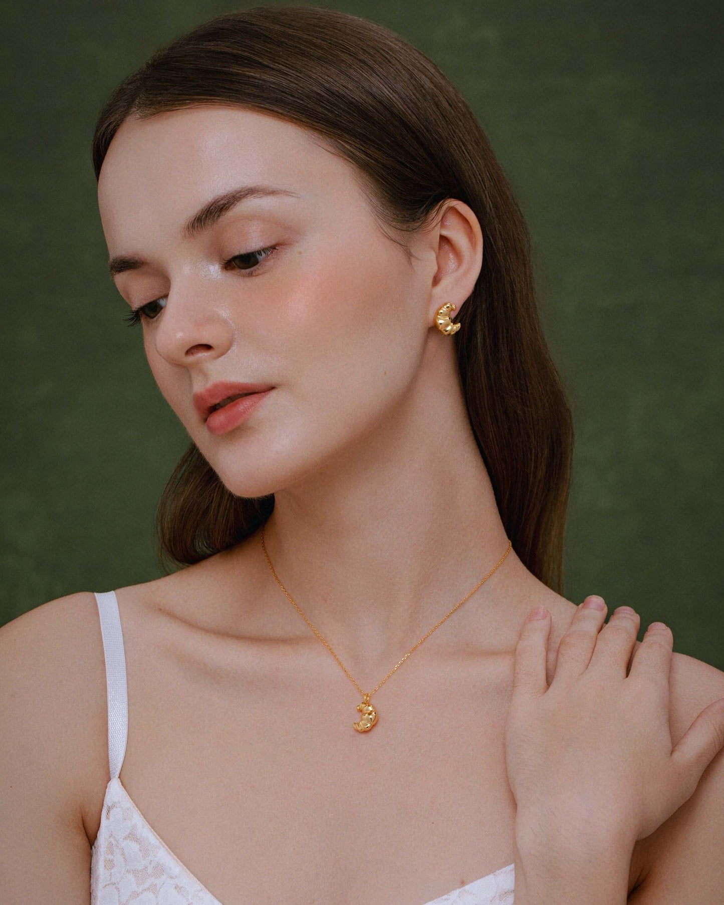 Woman wearing SUIHE Jewelry "Croissant" Necklace in 18k Gold Vermeil, showcasing Parisian inspired design elegance.