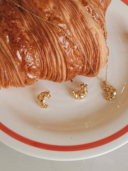SUIHE Jewelry 18k Gold Vermeil Croissant Stud Earrings and Necklace on a Plate with a Croissant for Parisian Elegance