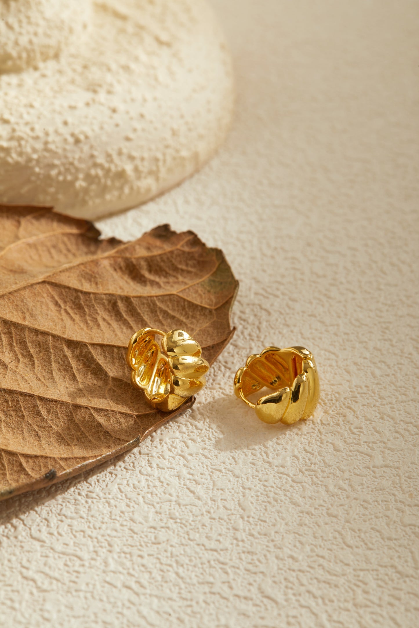 「Puff」mini gold hoop earrings