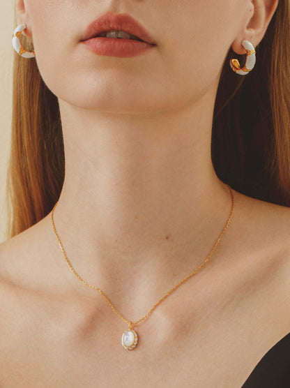 Luna mother-of-pearl necklace by SUIHE Jewelry displayed on model, showcasing elegant pendant and adjustable chain with extenders.