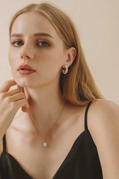Model wearing SUIHE Jewelry "Luna" Mother-of-pearl Necklace with adjustable chain, featuring a modern and timeless design.