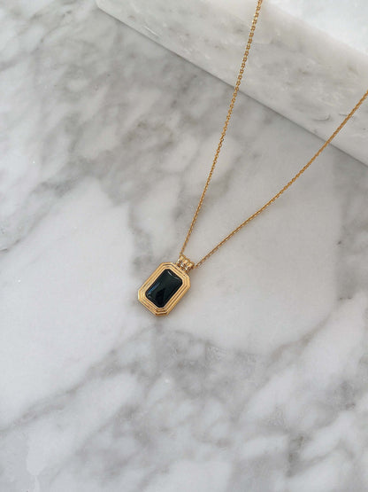 "Nocturne" by SUIHE Jewelry: Black Onyx Necklace in 18k Gold Vermeil, on marble background, symbolizing strength and balance.