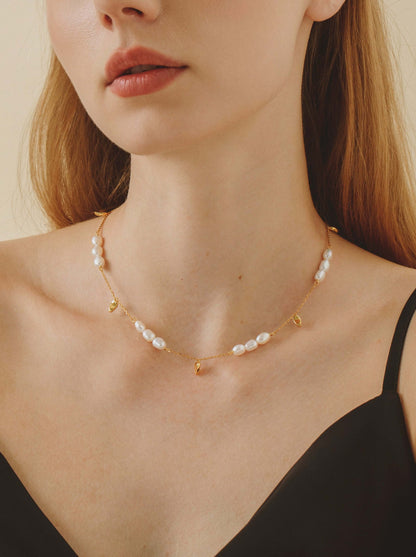 Woman wearing Candybean pearl necklace with irregular 5-6mm pearls on gold-plated chain by SUIHE Jewelry.