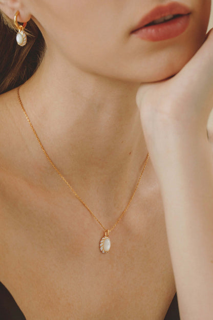 Elegant "Luna" Mother-of-pearl Necklace by SUIHE Jewelry, featuring a modern 11x13mm pendant on an adjustable gold chain. Perfect luxury.