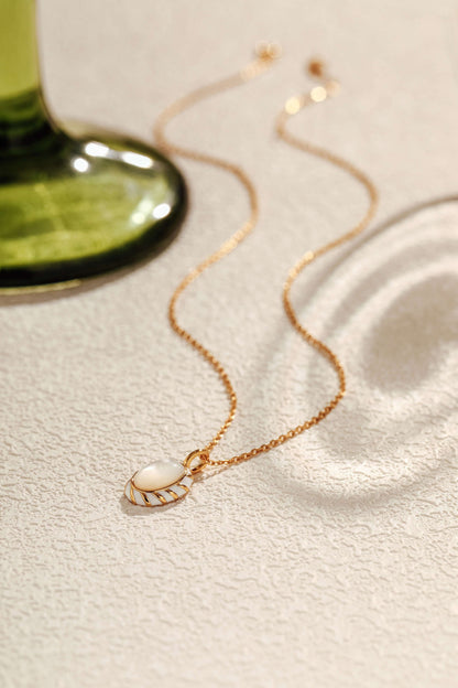 Luna Mother-of-pearl Necklace by SUIHE Jewelry, featuring an elegant pearl pendant on a gold chain, perfect for modern and timeless style.