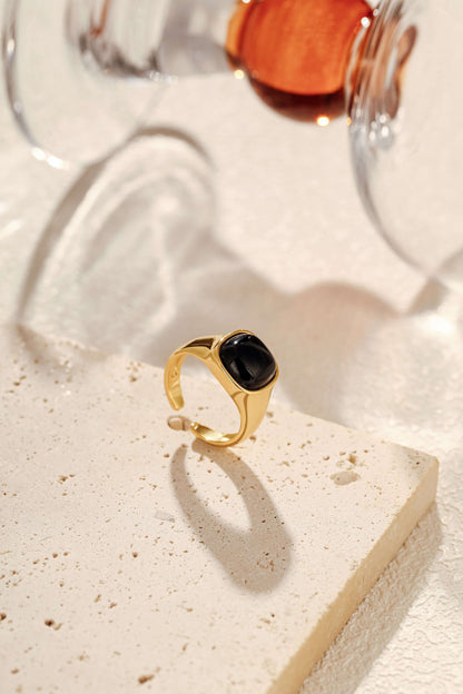 SUIHE Jewelry "Nocturne" Black Onyx Square Ring in 18k Gold Vermeil, symbolizing protection and confidence.