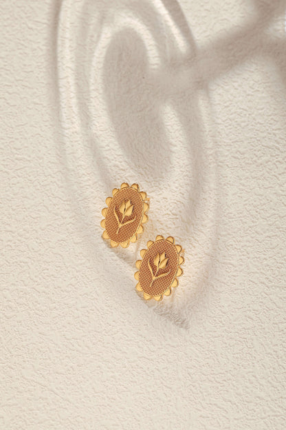 Golden Tulip earrings by SUIHE Jewelry, 18k Gold Vermeil with tulip design, showcasing elegant curves and spring-inspired beauty.