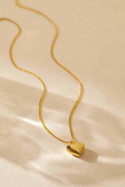 Elegant golden heart pendant necklace from SUIHE Jewelry, showcasing exquisite craftsmanship and timeless sophistication on a delicate chain.
