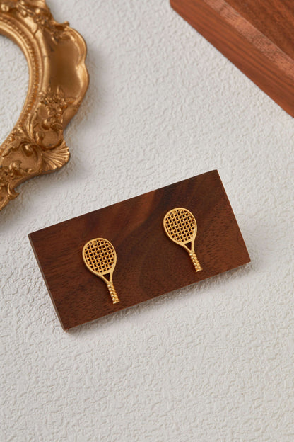 Gold-plated tennis racket-shaped earrings from SUIHE Jewelry, showcasing a sporty and stylish accessory choice for tennis lovers.