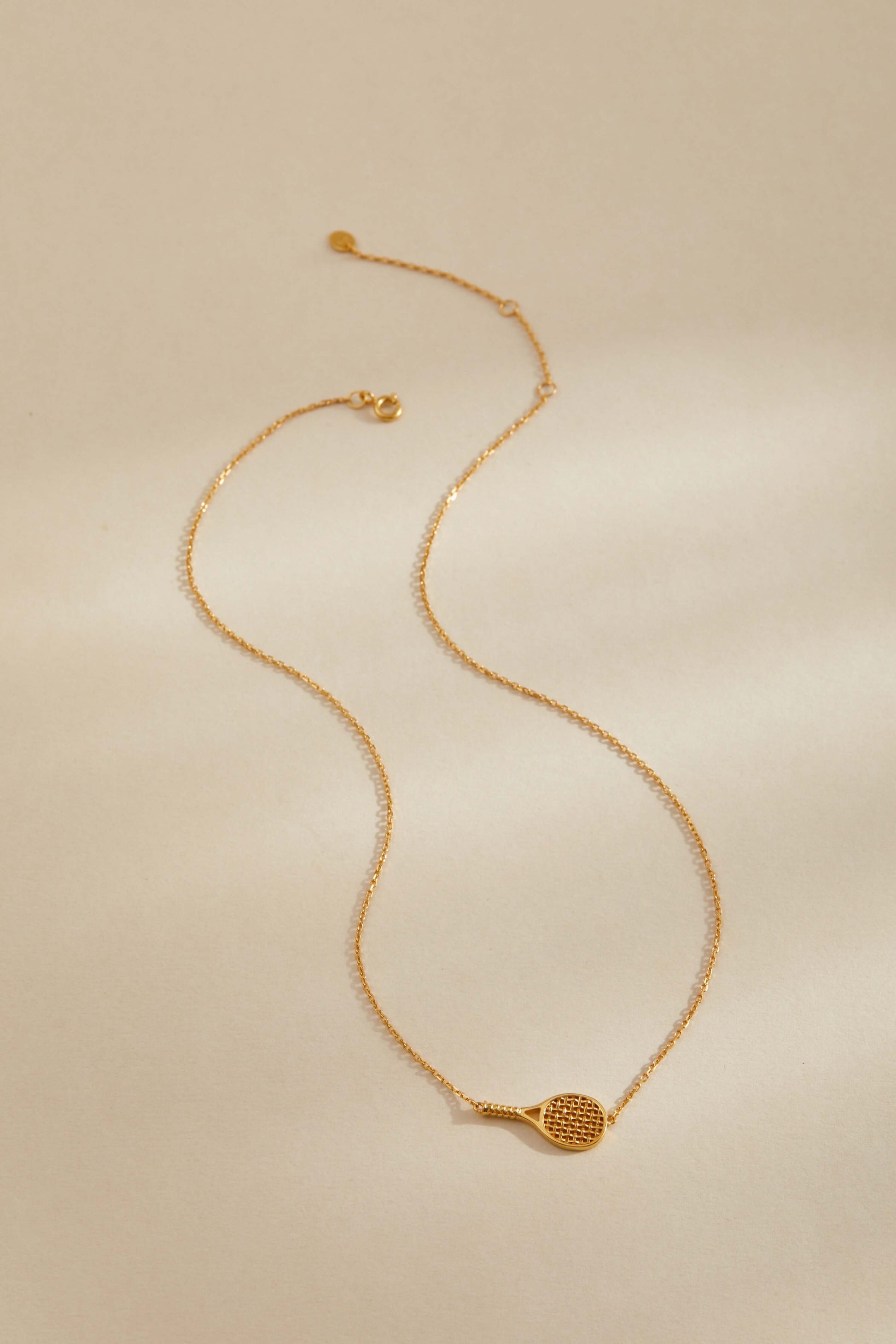 SUIHE Jewelry gold tennis racket pendant necklace, blending sporty chic with elegance.