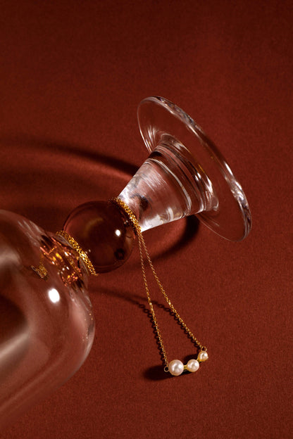 Elegant SUIHE Jewelry Flare Freshwater Pearl Necklace with 18k Gold Vermeil chain displayed on a glass surface for luxury fashion.