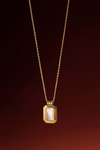 SUIHE Jewelry Radiance mother-of-pearl rectangle necklace on 18k gold vermeil chain, elegant and iridescent design.