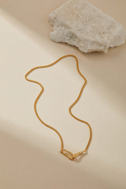 SUIHE Jewelry Twist Gold Chain Necklace with a sophisticated twisted design, elegantly displayed on a neutral background.
