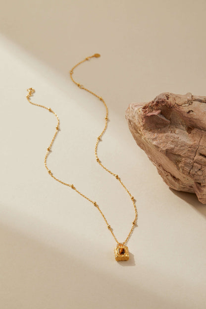 SUIHE Jewelry Lock Tiger Eye Stone Necklace with gold-plated chain and lock pendant, enhancing confidence and resilience.