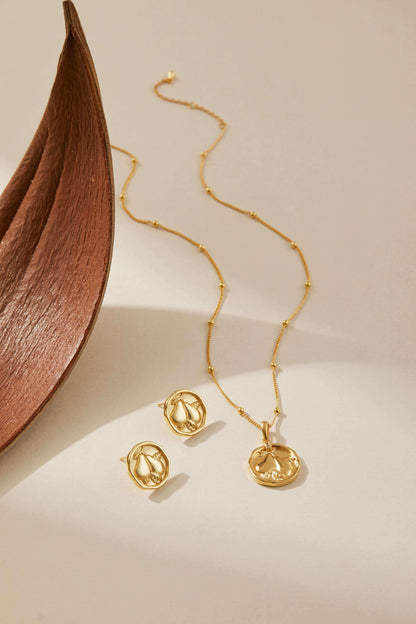 Elegant SUIHE Jewelry Pear Necklace in 18K gold with delicate chain and bead accents, showcasing refined elegance and nature-inspired charm.