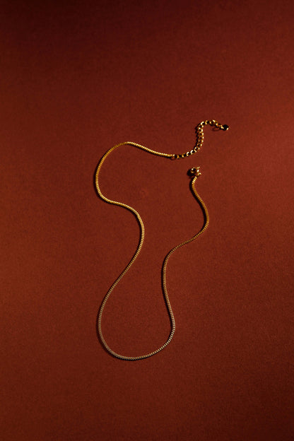 SUIHE Jewelry Classic Necklace in 18k gold vermeil on 38cm chain with 5cm extender, displaying minimalist elegance on a warm background.