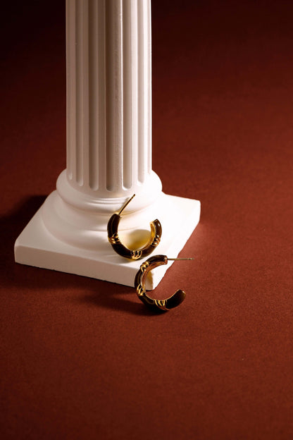 SUIHE Jewelry Mocha Hoop Earrings in gold vermeil with yellow enamel and tiger's eye, displayed against a classical column background.