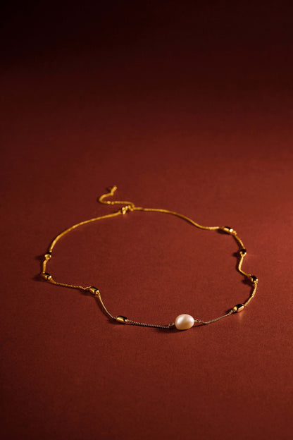 SUIHE Jewelry 'Jellybean' Necklace in 18k gold vermeil with freshwater pearls on a dark background, showcasing elegance and versatility.