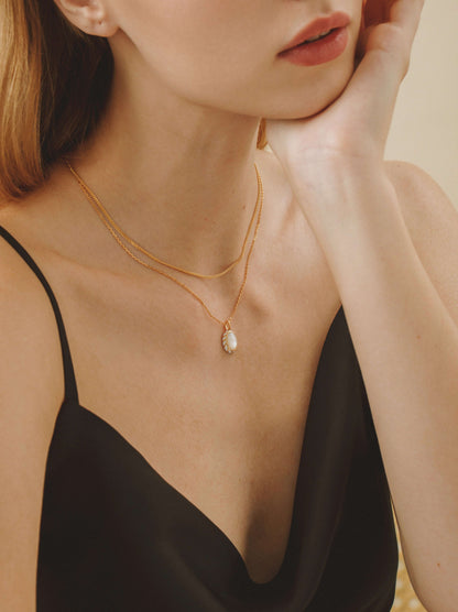 Woman wearing SUIHE Jewelry 'Luna' Mother-of-pearl Necklace with adjustable chain, showcasing an elegant mother-of-pearl pendant.