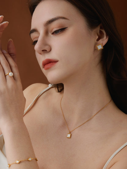 「Luna」Square stud earrings