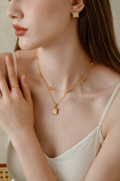 「Luna」Square stud earrings