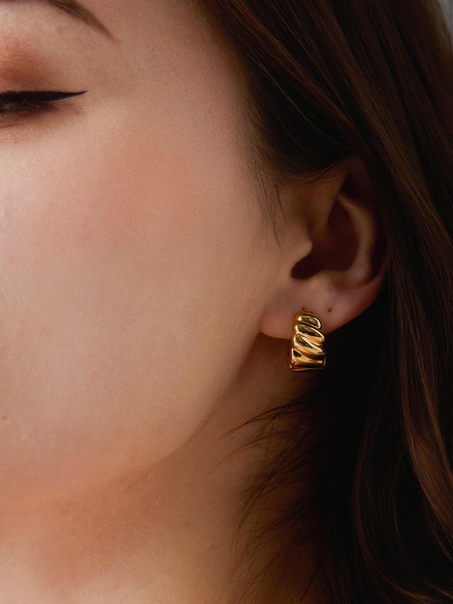 「Puff」mini gold hoop earrings